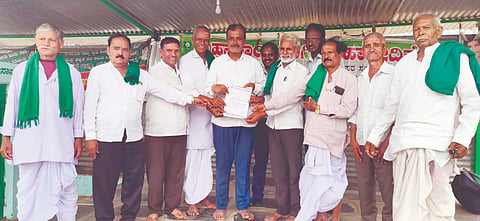 ನರಗುಂದ ತಾಲೂಕು ಸಂಪೂರ್ಣ ಬರಗಾಲ ಘೋಷಣೆ ಮಾಡಬೇಕು ಎಂದು ಆಗ್ರಹಿಸಿ ರೈತ ಸಂಘಟನೆಗಳು ಗ್ರೇಡ್-2 ತಹಸೀಲ್ದಾರ್ ಪಿ.ಸಿ. ಕಲಾಲ ಅವರಿಗೆ ಬುಧವಾರ ಮನವಿ ಸಲ್ಲಿಸಿದರು. ಶಂಕರ ಅಂಬಲಿ, ಬಸವರಾಜ ಸಾಬಳೆ, ವಿಠ್ಠಲ ಜಾಧವ, ಉಮೇಶ ಮರ್ಚಪ್ಪನವರ, ಇತರರಿದ್ದರು.
