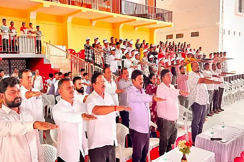 ನಗರದ ನೆಹರು ಕ್ರೀಡಾಂಗಣದಲ್ಲಿ ವಿಕಸಿತ ಭಾರತ ಸಂಕಲ್ಪ ಅಭಿಯಾನದ ಅಂಗವಾಗಿ ನಶಾ ಮುಕ್ತ ಯುವ ಸಂಕಲ್ಪ ಅಭಿಯಾನದಲ್ಲಿ ಲೋಕಸಭಾ ಸದಸ್ಯ ಬಿ.ವೈ.ರಾಘವೇಂದ್ರ ಪ್ರತಿಜ್ಞಾ ವಿಧಿ ಸ್ವೀಕರಿಸಿದರು. ಎನ್.ಕೆ.ಜಗದೀಶ್, ಮಹಾನಗರ ಪಾಲಿಕೆ ಮಾಜಿ ಸದಸ್ಯ ರಾಹುಲ್ ಬಿದರೆ, ವಿ.ಅಭಿಷೇಕ್, ಐಶ್ವರ್ಯಾ ಶ್ರೀನಿವಾಸ್ ಇದ್ದರು.