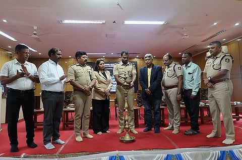 ತುಮಕೂರು ವಿವಿಯಲ್ಲಿ ತುಮಕೂರು ಜಿಲ್ಲಾ ಪೊಲೀಸ್​ ವರಿಷ್ಠಾಧಿಕಾರಿಗಳ ಕಚೇರಿ ವತಿಯಿಂದ ಹಮ್ಮಿಕೊಳ್ಳಲಾಗಿದ್ದ ಮಾದಕ ದ್ರವ್ಯ ಜಾಗೃತಿಯನ್ನು ಕೆ.ವಿ. ಅಶೋಕ್​ ಉದ್ಘಾಟಿಸಿದರು. ಎ.ಜಿ.ವಿನಯ್​, ಪುರುಷೋತ್ತಮ್​, ಗೋಪಾಲ್​ , ಮನಿಶಾ ಭಟ್​,  ಚಂದ್ರಶೇಖರ್​, ಪ್ರೊ. ಬಿ. ಶೇಖರ್​, ಎ.ಎಂ.ಮಂಜುನಾಥ್​ ಇದ್ದರು. 