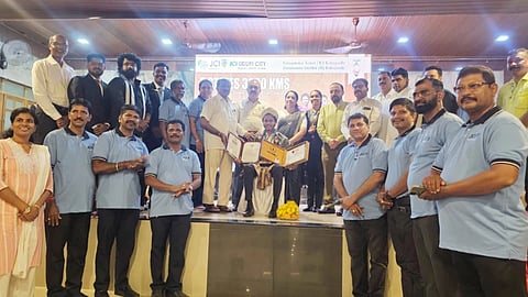 ಜನಜಾಗೃತಿಗಾಗಿ ಬೈಕ್​ ಮೂಲಕ ಸಂಚಾರ ಮಾಡಿ ವಿಶ್ವ ದಾಖಲೆ ಮಾಡಿದ್ದ ದೃಶಾ ಕೊಡಗು ಅವರನ್ನು ಉಡುಪಿಯಲ್ಲಿ ಅಭಿನಂದಿಸಲಾಯಿತು. ಲಾಲಾಜಿ ಮೆಂಡನ್​, ಡಾ.ವಿಜಯೇಂದ್ರ ವಸಂತ್​, ರಂಜನ್​ ಕಲ್ಕೂರ, ಪೂರ್ಣಿಮಾ, ದಿನಕರ್​ ಹೇರೂರು ಇತರರಿದ್ದರು.