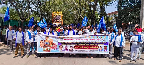ಮಂಡ್ಯ ನಗರದಲ್ಲಿ ದಲಿತ ಸಂಘರ್ಷ ಸಮಿತಿ ಕಾರ್ಯಕರ್ತರು ಪ್ರತಿಭಟನಾ ಮೆರವಣಿಗೆ ನಡೆಸಿದರು.