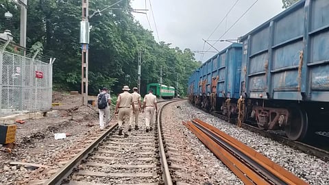 tracks ದೂಧಸಾಗರ ರೈಲು ಹಳಿ.