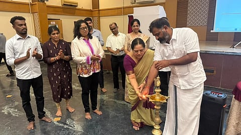 ಉಡುಪಿಯ ಮಲ್ಪೆಯಲ್ಲಿ ಆಯೋಜಿಸಿದ್ದ 'ಸಮುದಾಯ ಪ್ರವಾಸೋದ್ಯಮ ತರಬೇತಿ' ಕಾರ್ಯಕ್ರಮವನ್ನು ಗುರುರಾಜ್​ ಶೆಟ್ಟಿ ಗಂಟಿಹೊಳೆ ಉದ್ಘಾಟಿಸಿದರು. ಪ್ರತಿಮಾ ಮನೋಹರ್​, ವಿಂಧ್ಯಾ, ಅವಿನಾಶ್​, ಪ್ರಶಾಂತ್​, ಮಹೇಂದ್ರ ಉಪಸ್ಥಿತರಿದ್ದರು.