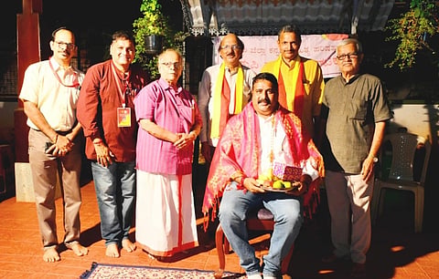 ಉಡುಪಿಯ ಅಂಶು ಮನೆಯಲ್ಲಿ ನಡೆದ ಕಾರ್ಯಕ್ರಮದಲ್ಲಿ ಗಿರೀಶ್​ ಅಂಚನ್​ ಅವರನ್ನು ಸನ್ಮಾನಿಸಲಾಯಿತು. ಎಚ್​.ಡುಂಡಿರಾಜ್​, ಸು.ಜಿ. ಕುರ್ಯ, ಯು.ವಿಶ್ವನಾಥ್​ ಶೆಣೈ, ಪ್ರೊ. ಶಂಕರ್​, ರವಿರಾಜ್​ ಎಚ್​.ಪಿ., ರಾಜೇಶ್​ ಭಟ್​ ಇದ್ದರು.