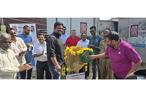 ದಾಂಡೇಲಿಯ ರೋಟರಿ ಕ್ಲಬ್ ವತಿಯಿಂದ ನಗರದ ಮೂರು ಪ್ರಮುಖ ಸಾರ್ವಜನಿಕ ಸ್ಥಳಗಳಲ್ಲಿ  ಕಸದ ತೊಟ್ಟಿಯನ್ನು (Dustbin) ಇಡಲಾಯಿತು.