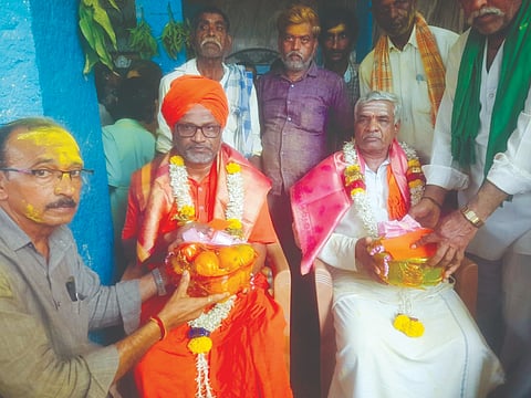 ವಾರ ಆಚರಣೆ ಅಂಗವಾಗಿ ಉಪ್ಪಿನಬೆಟಗೇರಿ ಗ್ರಾಮದ ಮಾರ್ಕೆಟ್ ರಸ್ತೆಯಲ್ಲಿರುವ ಶ್ರೀ ದ್ಯಾಮವ್ವ-ದುರ್ಗವ್ವ ದೇವಸ್ಥಾನದಲ್ಲಿ ಉಭಯ ದೇವಿಯರಿಗೆ ಮಂಗಳವಾರ ಉಡಿ ತುಂಬಿದ ನಂತರ ಕುಮಾರ ವಿರೂಪಾಕ್ಷ ಸ್ವಾಮೀಜಿ ಹಾಗೂ ಮೃತ್ಯುಂಜಯ ಯರಗಂಬಳಿಮಠ ಸ್ವಾಮೀಜಿ ಅವರನ್ನು ಗೌರವಿಸಲಾಯಿತು. ಮಲ್ಲಣ್ಣ ಅಷ್ಟಗಿ, ಶಿವಪ್ಪ ವಿಜಾಪೂರ, ಮಲ್ಲಯ್ಯ ಮಠಪತಿ, ಮಂಜುನಾಥ ಬೆಳವಡಿ ಇತರರಿದ್ದರು.