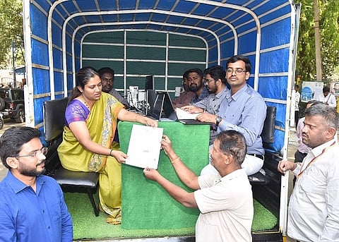 ತುಮಕೂರಿನಲ್ಲಿ ಮನೆಬಾಗಿಲಿಗೆ ಇ-ಖಾತಾ ಆಂದೋಲನಕ್ಕೆ ಪಾಲಿಕೆ ಆಯುಕ್ತೆ ಬಿ.ಶುಭ ಚಾಲನೆ ನೀಡಿದರು. 