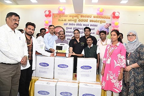ಹುಬ್ಬಳ್ಳಿಯಲ್ಲಿ ಸೋಮವಾರ 2024-25ನೇ ಸಾಲಿನ ಶಾಸಕರ ಸ್ಥಳೀಯ ಪ್ರದೇಶಾಭಿವೃದ್ಧಿ ಯೋಜನೆಯಡಿ 12 ಆಸ್ಪತ್ರೆಗಳಿಗೆ ಇಸಿಜಿ ಯಂತ್ರಗಳನ್ನು prasada abbayya ಶಾಸಕ ಪ್ರಸಾದ ಅಬ್ಬಯ್ಯ ವಿತರಿಸಿದರು.