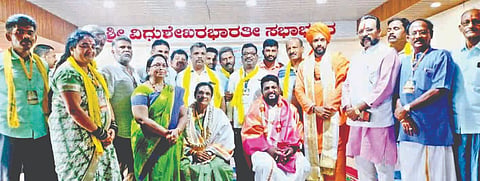 ಗೋಕರ್ಣದ ಪುಣ್ಯಾಶ್ರಮದಲ್ಲಿ ಏರ್ಪಾಟಾಗಿದ್ದ ರಾಷ್ಟ್ರೀಯ ಈಡಿಗ ಮಹಾಮಂಡಳಿಯ ಮಹಾಸಭೆ ಸಮಾರೋಪದಲ್ಲಿ ನೂತನವಾಗಿ ರಾಜ್ಯಾಧ್ಯಕ್ಷರಾಗಿ ಆಯ್ಕೆಯಾದ ಯಶೋದಮ್ಮ ದಾವಣಗೆರೆ ಮತ್ತು ತಿಪ್ಪೇಶ ಅವರನ್ನು ಡಾ.ಪ್ರಣವಾನಂದ ಶ್ರೀಗಳು ಸನ್ಮಾನಿಸಿದರು. ಲಕ್ಷ್ಮೀನರಸಯ್ಯ, ಮಂಚೇಗೌಡ, ದೇವರಾಜ ನಾಯ್ಕ, ರಾಜೇಶ ನಾಯ್ಕ, ತೇಜಸ್ವಿ ನಾಯ್ಕ, ನಾಗರಾಜ ಮಂಜಗುಣಿ ಇತರರಿದ್ದರು.
