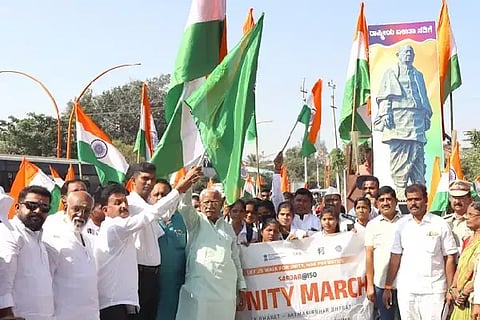 ವಿಜಯಪುರ ನಗರದ ಛತ್ರಪತಿ ಶಿವಾಜಿ ವೃತ್ತದಲ್ಲಿ ಸಂಸದ ರಮೇಶ ಜಿಗಿಜಿಣಗಿ ಅವರು ಏಕತಾ ನಡಿಗೆಗೆ ಚಾಲನೆ ನೀಡಿದರು. ಜಿಲ್ಲಾಧಿಕಾರಿ ಡಾ.ಆನಂದ ಕೆ, ಮಹಾಪೌರ ಎಂ.ಎಸ್. ಕರಡಿ, ಬಿಜೆಪಿ ಜಿಲ್ಲಾಧ್ಯಕ್ಷ ಗುರುಲಿಂಗಪ್ಪ ಅಂಗಡಿ ಮತ್ತಿತರರಿದ್ದಾರೆ.
