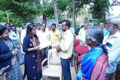  ತುಮಕೂರು ತಾಲೂಕಿನ ಬೆಳ್ಳಾವಿ ಹೋಬಳಿಯ ಬುಗುಡನಹಳ್ಳಿಗೆ ಭೇಟಿ ನೀಡಿ, ಇ-ಪೌತಿ ಅರ್ಜಿಗಳ ಸ್ವೀಕೃತಿ ಹಾಗೂ ವಿಲೇವಾರಿ ಪ್ರಕ್ರಿಯೆ ಪ್ರಗತಿಯನ್ನು ಜಿಲ್ಲಾಧಿಕಾರಿ ಶುಭಕಲ್ಯಾಣ್​ ಪರಿಶೀಲಿಸಿದರು. ನಾಹಿದಾ ಜಮ್​ ಜಮ್​, ರಾಜೇಶ್ವರಿ ಮತ್ತಿತರರು ಇದ್ದರು. 