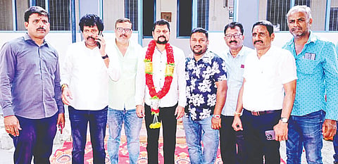 ಜಿಲ್ಲಾ ಸಹಕಾರ ಒಕ್ಕೂಟದ ಆಡಳಿತ ಮಂಡಳಿಗೆ ನಿರ್ದೇಶಕರಾಗಿ ಆಯ್ಕೆಯಾದ ಎಂ.ನಂದೀಶ್ ಅವರನ್ನು ಅಭಿನಂದಿಸಲಾಯಿತು. ಬಿ.ಬೋರೇಗೌಡ, ಎಂ.ಎಲ್.ದಿನೇಶ್, ಸೋಮ ಸುಂದರ್ ಇದ್ದರು.