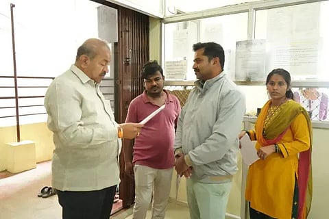 ಶಿವಮೊಗ್ಗ ಬಿ.ಎಚ್.ರಸ್ತೆಯ ಇಎಸ್‌ಐ ಡಿಸ್ಪೆಸರಿಗೆ ಭೇಟಿ ನೀಡಿದ್ದ ಶಾಸಕ ಎಸ್.ಎನ್.ಚನ್ನಬಸಪ್ಪ ಚಿಕಿತ್ಸೆಗೆ ಬಂದಿದ್ದ ಕಾರ್ಮಿಕರು ಮತ್ತು ಅವರ ಕುಟುಂಬಸ್ಥರ ದೂರು ಆಲಿಸಿದರು.
