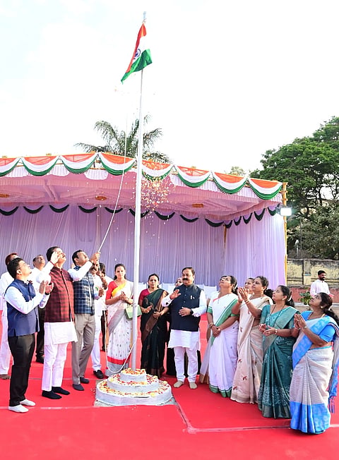 ಹುಬ್ಬಳ್ಳಿಯ ಈದ್ಗಾ ಮೈದಾನದಲ್ಲಿ ಮಹಾನಗರ ಪಾಲಿಕೆ (corporation) ಆಯುಕ್ತ ಡಾ. ರುದ್ರೇಶ ಘಾಳಿ ಧ್ವಜಾರೋಹಣ ನೆರವೇರಿಸಿದರು. 