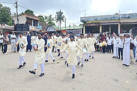 ಪೊನ್ನಂಪೇಟೆ ಶಾಫಿ ಜುಮಾ ಮಸೀದಿ ವತಿಯಿಂದ ಈದ್ ಮಿಲಾದ್ ಹಬ್ಬದ ಪ್ರಯುಕ್ತ ನಡೆದ ಮಿಲಾದ್ ರ‍್ಯಾಲಿ ವೇಳೆ ದಫ್ ಪ್ರದರ್ಶನ ಗಮನ ಸೆಳೆಯಿತು.