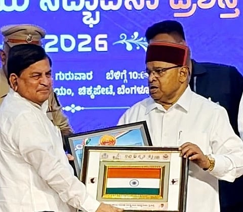 ಬೀದರ್ ನ ಯಲ್ಲಾಲಿಂಗ ಶಿಕ್ಷಣ ಸಂಸ್ಥೆಗಳ ಸಮೂಹದ ಅಧ್ಯಕ್ಷ ಮುರಳಿಧರ ಎಕಲಾರಕರ್ ಅವರಿಗೆ ಬೆಂಗಳೂರಿನಲ್ಲಿ ಆಯೋಜಿಸಿದ್ದ ಸಮಾರಂಭದಲ್ಲಿ ರಾಜ್ಯಪಾಲ ಥಾವರಚಂದ್ ಗೆಹಲೋತ್ ಅವರು ರಾಷ್ಟ್ರೀಯ ಸದ್ಭಾವನಾ ಪ್ರಶಸ್ತಿ ಪ್ರದಾನ ಮಾಡಿದರು. 
