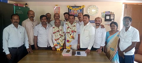ಮಂಡ್ಯ ಜಿಲ್ಲಾ ಖಾಸಗಿ ಶಾಲಾ ನೌಕರರ ಸಹಕಾರ ಸಂಘದ ಅಧ್ಯಕ್ಷರಾಗಿ ಆಯ್ಕೆಯಾದ ಎಂ.ಟಿ.ಚಂದ್ರಶೇಖರ ಉಪಾಧ್ಯಕ್ಷ ಶಿವಶಂಕರ ಅವರನ್ನು ಅಭಿನಂದಿಸಲಾತು.  