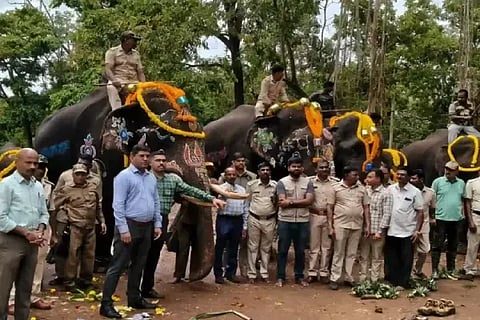 ಶಿವಮೊಗ್ಗ ಸಕ್ರೆಬೈಲ್‌ನ ಬಿಡಾರದಲ್ಲಿ ಆನೆ ದಿನಾಚರಣೆಯಲ್ಲಿ ಪಾಲ್ಗೊಂಡ ಅಧಿಕಾರಿಗಳು ಮತ್ತು ಸಿಬ್ಬಂದಿ.