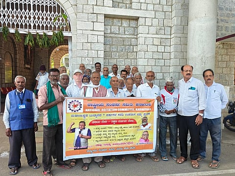 ಪಿಂಚಣಿ ಹೆಚ್ಚಳಕ್ಕೆ ಒತ್ತಾಯಿಸಿ ಮಂಡ್ಯ ನಗರದ ಡಿಸಿ ಕಚೇರಿ ಎದುರು ರಾಷ್ಟ್ರೀಯ ಸಂಘರ್ಷ ಸಮಿತಿ ನೇತೃತ್ವದಲ್ಲಿ ನಿವೃತ್ತ ನೌಕರರು  ಪ್ರತಿಭಟನೆ ನಡೆಸಿದರು.