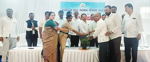 govt employee ಹುಬ್ಬಳ್ಳಿಯಲ್ಲಿ ಇತ್ತೀಚೆಗೆ ಏರ್ಪಡಿಸಿದ್ದ ಸರ್ಕಾರಿ ನೌಕರರ ಮಕ್ಕಳಿಗೆ ಪ್ರತಿಭಾ ಪುರಸ್ಕಾರ ಸಮಾರಂಭವನ್ನು ಡಿಡಿಪಿಐ ಉಮೇಶ ಬೊಮ್ಮಕ್ಕನವರ ಉದ್ಘಾಟಿಸಿದರು. ವಿ.ಎಫ್. ಚುಳಕಿ, ಎಸ್​.ಎಸ್​. ಕೆಳದಿಮಠ, ಎಚ್​.ಎಂ. ಪಡ್ನೀಸ್​, ಪರಮಾನಂದ ಶಿವಳ್ಳಿಮಠ, ಶಿವಾನಂದ ಹರಕುಣಿ, ಇತರರು ಇದ್ದರು.