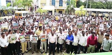 ತುಮಕೂರಿನಲ್ಲಿ ಕೆಪಿಟಿಸಿಎಲ್​, ಬೆಸ್ಕಾಂ ಖಾಸಗೀಕರಣ ವಿರೋಧಿಸಿ ಅಧಿಕಾರಿಗಳು, ನೌಕರರು ಪ್ರತಿಭಟನೆ ನಡೆಸಿದರು