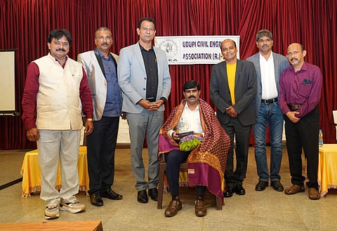ಉಡುಪಿಯಲ್ಲಿ ಯುಸಿಇಎ ಆಯೋಜಿಸಿದ್ದ ಇಂಜಿನೀಯರ್ಸ್​ ಮೀಟ್​ ಕಾರ್ಯಕ್ರಮದಲ್ಲಿ ಮಂಜುನಾಥ್​ ಅವರನ್ನು ಗೌರವಿಸಲಾಯಿತು. ಕೆ.ರಂಜನ್​, ಗಣೇಶ್​ ಬೈಲೂರು, ಭರತ್​ ಭೂಷಣ್​, ಕೆ. ಹರೀಶ್​ ಕುಮಾರ್​ ಇದ್ದರು.