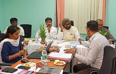 ತುಮಕೂರಿನಲ್ಲಿ ಅರಣ್ಯ ಸಚಿವ ಈಶ್ವರ ಬಿ.ಖಂಡ್ರೆ ಸಭೆ ನಡೆಸಿದರು. ಏಳುಕೊಂಡಲ ಮತ್ತಿತರರು ಇದ್ದರು. 