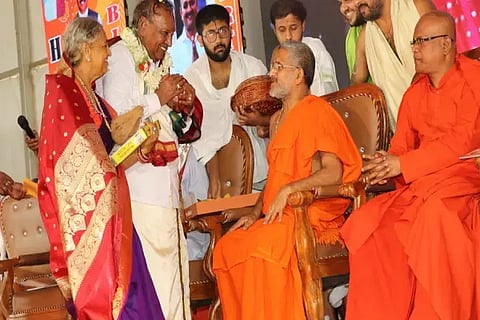 ಶಿವಮೊಗ್ಗದಲ್ಲಿ ಉಡುಪಿ ಪೇಜಾವರ ಮಠದ ಶ್ರೀ ವಿಶ್ವಪ್ರಸನ್ನ ತೀರ್ಥ ಸ್ವಾಮೀಜಿಯಿಂದ ಮಾಜಿ ಡಿಸಿಎಂ ಕೆ.ಎಸ್.ಈಶ್ವರಪ್ಪ-ಜಯಲಕ್ಷ್ಮೀ ದಂಪತಿ ಆಶೀರ್ವಾದ ಪಡೆದರು. ಶ್ರೀ ಬಸವಮೂರ್ತಿ ಮಾದಾರ ಚನ್ನಯ್ಯ ಸ್ವಾಮೀಜಿ ಇದ್ದರು.