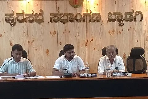 ಬ್ಯಾಡಗಿ ಪುರಸಭೆಯ ಸಾಮಾನ್ಯ ಸಭೆಯಲ್ಲಿ ಮುಖ್ಯಾಧಿಕಾರಿ ವಿನಯಕುಮಾರ ಹೊಳೆಪ್ಪಗೋಳ ಮಾತನಾಡಿದರು.