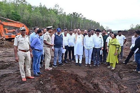 ಗುಬ್ಬಿ ತಾಲೂಕಿನ ಕಂಚಿಗಾನಹಳ್ಳಿ ಬಳಿ ಎತ್ತಿನಹೊಳೆ ಯೋಜನೆ ಕಾಮಗಾರಿಯನ್ನು ಜಲಸಂಪನ್ಮೂಲ ಸಚಿವ ಎನ್​.ಚಲುವರಾಯಸ್ವಾಮಿ ಪರಿಶೀಲಿಸಿದರು. ಎಸ್​.ಆರ್​.ಶ್ರೀನಿವಾಸ್​, ಬಿ.ಆರತಿ ಮತ್ತಿತರರು ಇದ್ದರು. 
