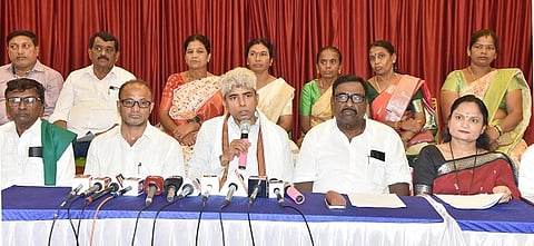 ತುಮಕೂರಿನಲ್ಲಿ ಕೆಪಿಸಿಸಿ ಉಪಾಧ್ಯಕ್ಷ ಮುರಳೀಧರಹಾಲಪ್ಪ ಎತ್ತಿನಹೊಳೆ ಯೋಜನೆ ವಿಳಂಬ ಕುರಿತು ಸುದ್ದಿಗೋಷ್ಠಿಯಲ್ಲಿ ಮಾತನಾಡಿದರು. ರೇವಣಸಿದ್ದಯ್ಯ, ಅಶೋಕ್​ ರಾಜವರ್ಧನ್​, ರಾಚಪ್ಪ, ಗೀತಾರಾಜಣ್ಣ ಮತ್ತಿತರರು ಇದ್ದರು. 