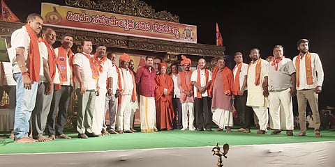 ದೇವನಹಳ್ಳಿಯಲ್ಲಿ ಹಮ್ಮಿಕೊಂಡಿದ್ದ ಹಿಂದೂ ಸಮಾಜೋತ್ಸವದಲ್ಲಿ ಶ್ರೀಕಾಂತ್​ ಶೆಟ್ಟಿ ಮತ್ತು ಮಹದೇವ ಸ್ವಾಮೀಜಿ, ಡಾ. ಎಲ್​.ಎನ್​. ಅಂಬರೀಶಗೌಡ, ಯಂಬ್ರಹಳ್ಳಿ ಅಂಬರೀಶ್​, ಎಚ್​.ಎಂ. ರವಿಕುಮಾರ್​, ದೇಸೂ ನಾಗರಾಜ್​, ಆರ್​.ಕೆ ನಂಜೇಗೌಡ ಇತರರು ಇದ್ದರು.