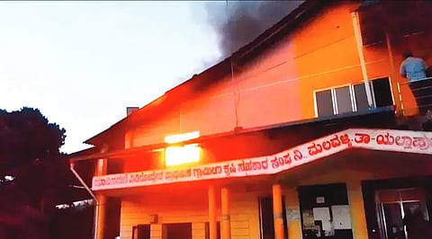 ಯಲ್ಲಾಪುರ ತಾಲೂಕಿನ ಮಾವಿನಮನೆ ಸೇವಾ ಸಹಕಾರಿ ಸಂಘದ ಕಟ್ಟಡದಲ್ಲಿ  Accidental fire ಬೆಂಕಿ ತಗುಲಿದೆ.