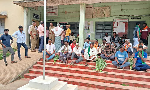 Protest ಲಕ್ಷ್ಮೇಶ್ವರ ತಾಲೂಕ ಹರದಗಟ್ಟಿ ಗ್ರಾಮದ ರೈತರು ಹೆಸ್ಕಾಂ ಕಚೇರಿಗೆ ಬೀಗ ಹಾಕಿ ಪ್ರತಿಭಟನೆ ನಡೆಸಿದರು.