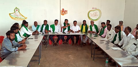 ರೈತರ ವಿವಿಧ ಬೇಡಿಕೆಗಳು ಮತ್ತು ಸಮಸ್ಯೆಗಳನ್ನು ಚರ್ಚಿಸಲು ಲಕ್ಷ್ಮೇಶ್ವರದಲ್ಲಿ ಕರೆಯಲಾಗಿದ್ದ ಸಮಾಲೋಚನಾ ಸಭೆಯಲ್ಲಿ ರವಿಕಾಂತ ಅಂಗಡಿ ಮಾತನಾಡಿದರು. ಸಮಗ್ರ ರೈತಪರ ಹೋರಾಟ ಸಮಿತಿ ಅಧ್ಯಕ್ಷ ಮಂಜುನಾಥ ಮಾಗಡಿ, ಮಹೇಶ ಹೊಗೆಸೊಪ್ಪಿನ ಇತರರು ಇದ್ದರು.