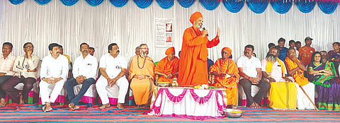 ಹರಪನಹಳ್ಳಿ ತಾಲೂಕಿನ ನೀಲಗುಂದ ಗುಡ್ಡದ ಸಂಸ್ಥಾನ ಜಂಗಮ ಪೀಠದಲ್ಲಿ ಜಂಗಮ ಜಾತ್ರೆ ಸ್ಮರಣೋತ್ಸವ ಹಾಗೂ ಆದರ್ಶ ಸಾಮೂಹಿಕ ವಿವಾಹ ಕಾರ್ಯಕ್ರಮದಲ್ಲಿ ಲಿಂಗನಾಯಕನಹಳ್ಳಿ ಜಂಗಮಕ್ಷೇತ್ರದ ಚನ್ನವೀರ ಶಿವಯೋಗಿ ಸ್ವಾಮೀಜಿ ಮಾತನಾಡಿದರು.