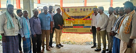ಹರಪನಹಳ್ಳಿ ಕೃಷಿ ಉತ್ಪನ್ನ ಮಾರುಕಟ್ಟೆ ಪ್ರಾಂಗಣದಲ್ಲಿ ಕನಿಷ್ಠ ಬೆಂಬಲ ಬೆಲೆ ಯೋಜನೆಯಡಿ ಆರಂಭಿಸಿರುವ ರಾಗಿ ಖರೀದಿ ಕೇಂದ್ರವನ್ನು ತಹಸೀಲ್ದಾರ್ ಬಿ.ವಿ.ಗಿರೀಶ್ ಬಾಬು ಉದ್ಘಾಟಿಸಿದರು.
