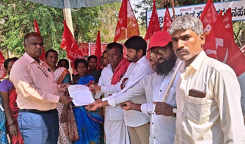 ವಿವಿಧ ಬೇಡಿಕೆಗಳನ್ನು ಈಡೇರಿಸಬೇಕೆಂದು ಆಗ್ರಹಿಸಿ ಹರಪನಹಳ್ಳಿಯಲ್ಲಿ ಸಹಾಯಕ ಆಯುಕ್ತ ಟಿ.ಸುರೇಶ್ ಕುಮಾರಗೆ ಸಿಪಿಐಎಂಎಲ್ ಲಿಬರೇಷನ್ ಹಾಗೂ ಅಂಗ ಸಂಘಟನೆಗಳಿಂದ ಮನವಿ ಸಲ್ಲಿಸಲಾಯಿತು. 