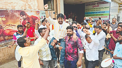 ಸಕಲೇಶಪುರದ ಸರ್ಕಾರಿ ಪ್ರಥಮ ದರ್ಜೆ ಕಾಲೇಜಿನ ಸಾಂಸ್ಕೃತಿಕ, ಕ್ರೀಡಾ, ರಾಷ್ಟ್ರೀಯ ಸೇವಾ ಯೋಜನೆ ಘಟಕಗಳ ಸಮಾರೋಪ ಸಮಾರಂಭದಲ್ಲಿ  ಶಾಸಕ ಸಿಮೆಂಟ್ ಮಂಜು ಮಾತನಾಡಿದರು. ಪ್ರಾಂಶುಪಾಲ ರಮೇಶ್,  ಪ್ರಾಂಶುಪಾಲೆ ಸಹನಾ, ಕಾಲೇಜು ಅಭಿವೃದ್ಧಿ ಸಮಿತಿ ಸದಸ್ಯರಾದ ಪ್ರದೀಪ್, ವಕೀಲ ಸುಧೀಶ್, ಸಮಾಜ ಸೇವಕ ಕೌಶಿಕ್ ಇತರರು ಇದ್ದರು. 