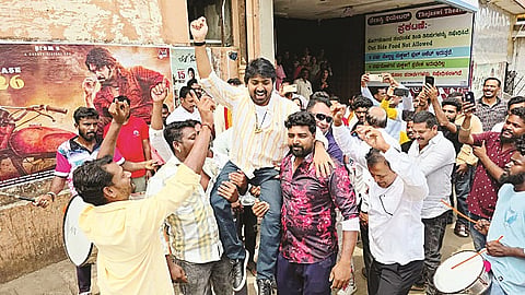  ಸಕಲೇಶಪುರಕ್ಕೆ ಆಗಮಿಸಿದ ನಟ ನವೀನ್ ಸಜ್ಜು ಅವರನ್ನು ಅಭಿಮಾನಿಗಳು ಆತ್ಮೀಯವಾಗಿ ಸ್ವಾಗತಿಸಿದರು