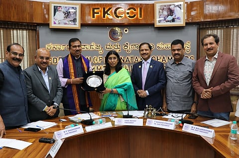 ಎಫ್‌ಕೆಸಿಸಿಐ ಸಭಾಂಗಣದಲ್ಲಿ ಶುಕ್ರವಾರ ಆಯೋಜಿಸಿದ್ದ ಜಿಲ್ಲಾಮಟ್ಟದ ಉದ್ಯಮಿಗಳೊಂದಿಗಿನ ಸಂವಾದದಲ್ಲಿ  ಕೆಐಎಡಿಬಿ ಸಿಇಓ ಗೋವಿಂದ ರೆಡ್ಡಿ ಪಾಲ್ಗೊಂಡಿದ್ದರು. ಎಫ್​ಕೆಸಿಸಿಐ ಅಧ್ಯಕ್ಷ ಉಮಾ ರೆಡ್ಡಿ ಮತ್ತಿತರರು ಉಪಸ್ಥಿತರಿದ್ದರು. 