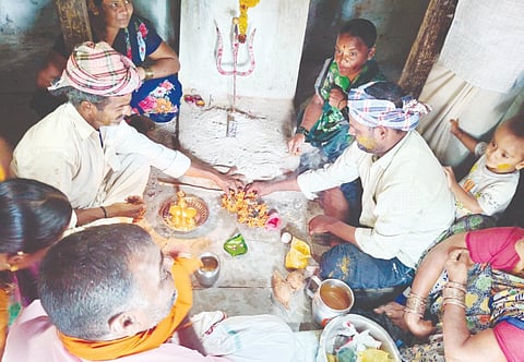 ನರಗುಂದ ತಾಲೂಕಿನ ಭೈರನಹಟ್ಟಿ ಗ್ರಾಮದ ರೈತರು ಮಳೆಗಾಗಿ ಪ್ರಾರ್ಥಿಸಿ ಜೋಡಿ ಕಪ್ಪೆಗಳಿಗೆ ಮಂಗಳವಾರ ಶಾಸ್ತ್ರೋಕ್ತವಾಗಿ ಮದುವೆ ಮಾಡಿಸಿದರು.
