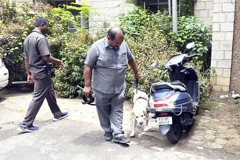 ಜಿಲ್ಲಾ ನ್ಯಾಯಾಲಯದ ಪಾರ್ಕಿಂಗ್ ಸ್ಥಳದಲ್ಲಿ ಶ್ವಾನದಳ ಮೂಲಕ ತಪಾಸಣೆ ನಡೆಸಲಾಯಿತು.