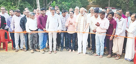 ಯಲ್ಲಾಪುರ ತಾಲೂಕಿನ ಮೊಟ್ಟೆಗದ್ದೆ ಬಳಿ ಮಾಗೋಡ ಜಲಪಾತ ( Falls ) ರಸ್ತೆಯಲ್ಲಿ 60 ಲಕ್ಷ ರೂ. ವೆಚ್ಚದಲ್ಲಿ ನಿರ್ಮಿಸಿದ ನೂತನ ಸೇತುವೆಯನ್ನು ಶಾಸಕ ಶಿವರಾಮ ಹೆಬ್ಬಾರ ಉದ್ಘಾಟಿಸಿದರು. 