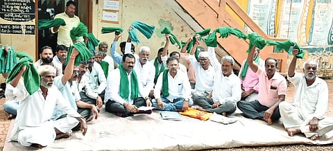 farmer protest ಹುಬ್ಬಳ್ಳಿಯ ವಿಕಾಸನಗರ ಕರ್ನಾಟಕ ರಾಜ್ಯ ಸಹಕಾರ ಮಾರಾಟ ಮಂಡಳ ಎದುರು ರೈತರು ನಡೆಸುತ್ತಿರುವ ಅಹೋರಾತ್ರಿ ಸತ್ಯಾಗ್ರಹ ಸ್ಥಳಕ್ಕೆ ಬುಧವಾರ ಆಗಮಿಸಿದ ಮಾಜಿ ಸಚಿವ ಶಂಕರ ಪಾಟೀಲ ಮುನೇನಕೊಪ್ಪ ಹೋರಾಟಕ್ಕೆ ಬೆಂಬಲ ಸೂಚಿಸಿದರು.