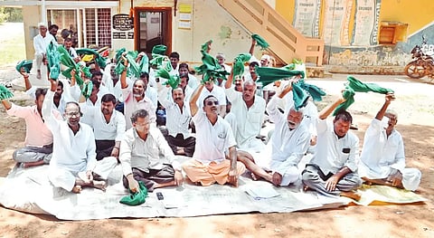 green gram farmers ಹುಬ್ಬಳ್ಳಿಯ ಸಹಕಾರ ಮಾರಾಟ ಮಹಾಮಂಡಳ ಕಚೇರಿ ಎದುರು ಅಹೋರಾತ್ರಿ ಧರಣಿ ಆರಂಭಿಸಿದ ಹೆಸರು ಬೆಳೆಗಾರ ರೈತರು. ವೀರೇಶ ಸೊಬರದಮಠ, ಗುರು ರಾಯನಗೌಡ್ರ, ಮಲ್ಲಣ್ಣ ಆಲೇಕಾರ, ವಿರುಪಾಕ್ಷಪ್ಪ ಪಾಯಣ್ಣವರ, ಪರಮೇಶ್ವರಪ್ಪ ಹಳ್ಯಾಳ, ಅಶೋಕ ಮತ್ತಿಹಳ್ಳಿ, ಇತರರು ಇದ್ದರು.