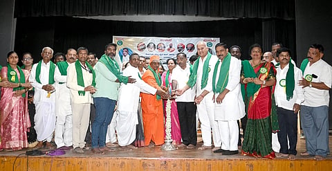 farmer conference ಹುಬ್ಬಳ್ಳಿಯಲ್ಲಿ ಗುರುವಾರ ಏರ್ಪಡಿಸಿದ್ದ ರೈತ ಜಾಗೃತಿ ಸಮಾವೇಶವನ್ನು ರೈತ ಸಂಘ ಹಸಿರು ಸೇನೆ ಅಧ್ಯಕ್ಷ ಡಾ. ವಾಸುದೇವ ಮೇಟಿ ಉದ್ಘಾಟಿಸಿದರು. ಮಂಟೂರಿನ ಶ್ರೀ ಮಹಾಂತಲಿಂಗ ಸ್ವಾಮೀಜಿ, ರಾಜಣ್ಣ ಕೊರವಿ, ಗುರುಪಾದಪ್ಪ ಬಂಕದ, ಶಂಕರಗೌಡ್ರ ದೊಡ್ಡಮನಿ, ಸಿದ್ದಯ್ಯ ಕಟ್ನೂರಮಠ, ಶಿವಾನಂದ ಮಾಯಕಾರ, ಶಿವಾನಂದ ಬೆಂತೂರ, ಇತರರು ಇದ್ದರು.