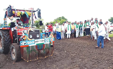 crop ಯರಿನಾರಾಯಣಪುರ ಹೊರವಲಯದಲ್ಲಿ ಶೇಂಗಾ ಬೆಳೆಯನ್ನು ಟ್ರಾ್ಯಕ್ಟರ್​ನಿಂದ ಹರಗಿದ ರೈತ.