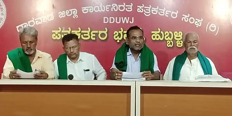 farmers demand ಹುಬ್ಬಳ್ಳಿಯಲ್ಲಿ ವೀರೇಶ ಸೊಬರದಮಠ ಸ್ವಾಮೀಜಿ ಮಾತನಾಡಿದರು. ಗುರು ರಾಯನಗೌಡ್ರ, ವಿರುಪಾಕ್ಷಪ್ಪ, ಇತರರು ಇದ್ದರು.