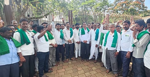  ಬೆಳಗಾವಿ ಜಿಲ್ಲಾಧಿಕಾರಿ ಕಚೇರಿ ಆವರಣದಲ್ಲಿ ರೈತರು ಪ್ರತಿಭಟನೆ ನಡೆಸಿದರು.  ಜಗದೀಶ ದೇವರಡ್ಡಿ, ಶಿವಾನಂದ ದೊಡ್ಡವಾಡ, ಚೂನಪ್ಪ ಪೂಜೇರಿ,ಪ್ರಕಾಶ ನಾಯಕ, ಸೋಮು ರೈನಾಪುರ ಇತರರಿದ್ದರು.